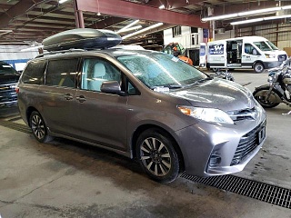 TOYOTA SIENNA LE 2019