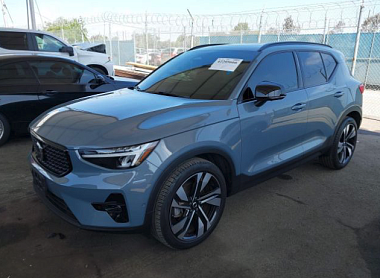 VOLVO XC40 B5 ULTIMATE DARK THEME 2023